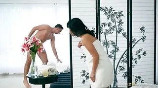 Asyalı Güzel Tüm Vücut Masajı Yapıyor