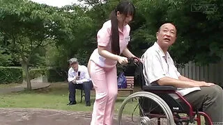 Dışarıda yarı çıplak tuhaf Japon bakıcı