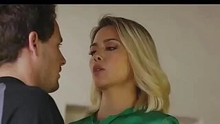 Şanslı adam kız arkadaşının iri göğüslü Asyalı annesiyle birlikte oluyor.