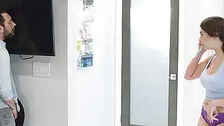Büyük göğüslü Asyalı genç kız Chloe Surreal, üvey babasıyla aldatan kız arkadaşından intikam alıyor.