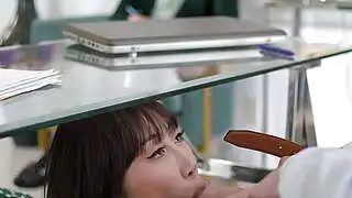 Asyalı genç kız, erkeğin sapıkça isteklerine boyun eğiyor ve genç kız onun istediği her şeyi yapıyor.