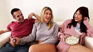 Sarışın Seksi Anne ve Asyalı Genç Üvey Kız, Yeni Komşuları Tarafından Özgürce Kullanılıyor - Ella Reese™ Mina Luxx