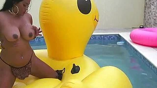 Asyalı Milf Maxine X, devasa bir penisle kendini tatmin ediyor mu?