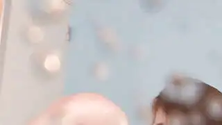 西山希美疯狂地为两人献上火热的深喉，然后被狠狠地操干——亚洲最伟大的女性色情片代表！