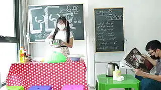 亚洲女孩在店里被狠狠地操
