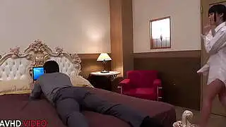Vahşi Asyalı JAV güzeli, yaramaz porno oyununu sonlandırmak için ateşli bir kremalı boşalma ile baştan çıkarıyor.